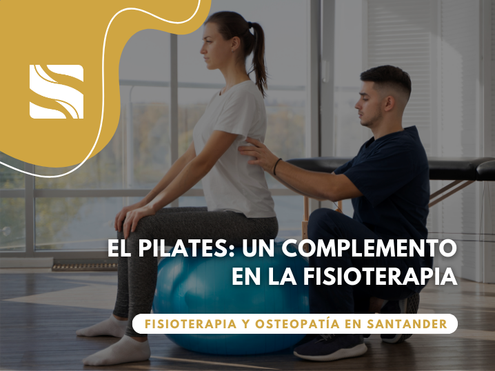 Mujer sentada encima de una pelota de pilates